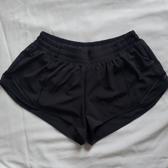 lululemon athletica Pants - Lululemon Hotty Hot Short II 2.5"